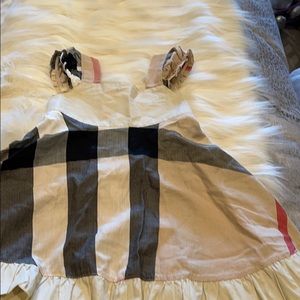 Burberry baby dress 18-24 month. Zipper broken.